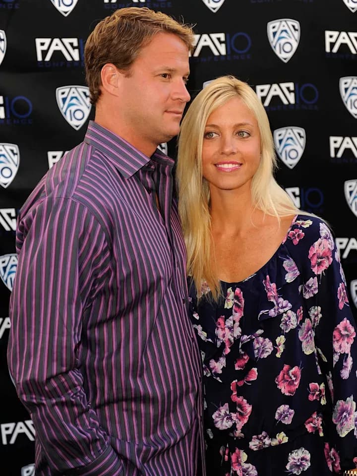Lane Kiffin’s wife, Layla Kiffin, SET SOCIAL MEDIA ABUZZ with a photo in a pink bikini, barely revealing a tiny glimpse of her intimate area, showcasing a stunningly seductive figure like we’ve never seen before!