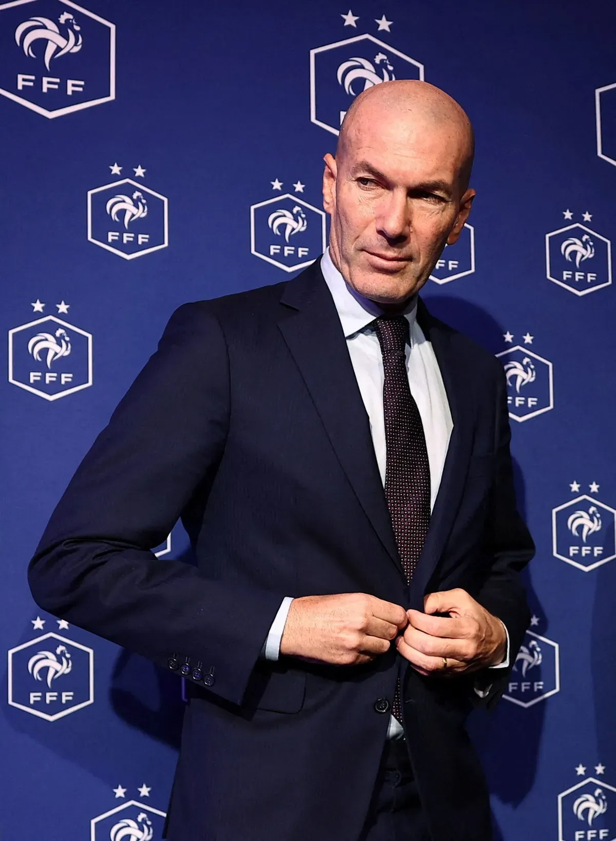 COUP DE TONNERRE : Suite à une réunion à huis clos de plus de trois heures entre la haute direction de l'équipe de France, le nouveau sélectionneur Zinedine Zidane et les principaux cadres des opérations footballistiques, une décision majeure a officiellement été actée.
